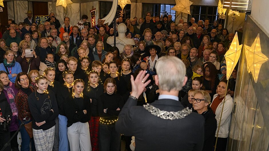 Waarnemend burgemeester Onno Hoes ontving de deelnemers van de Sterrentocht in het Paleis-Raadhuis. Normaal is de tocht in de straten van Tilburg, maar dat kon door het slechte weer helaas niet doorgaan.