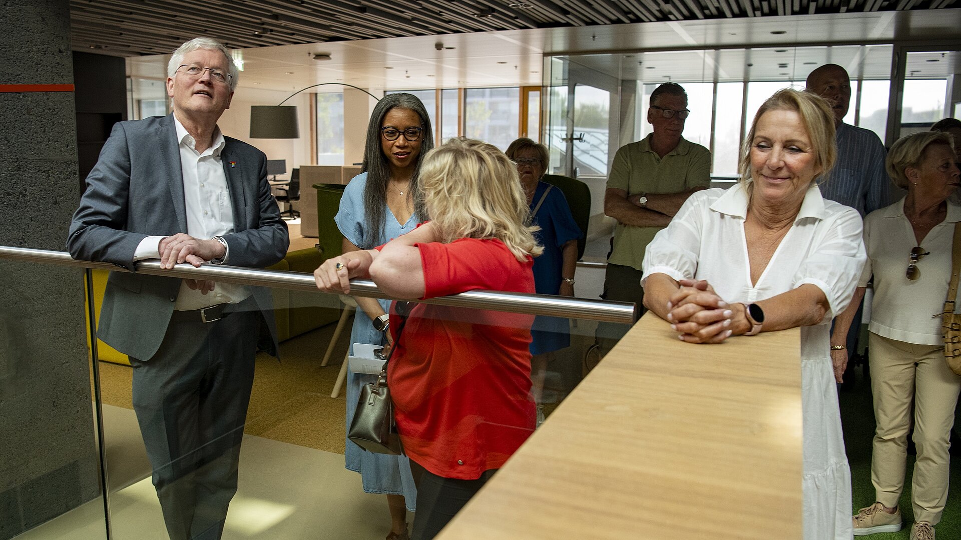 Burgemeester Weterings heet bewoners welkom bij de rondleiding Stadswinkel