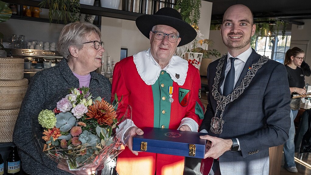 Frans Manni ontvangt de Koninklijke Onderscheiding van locoburgemeester Maarten van Asten.