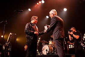 Guus Meeuwis krijgt de Gouden Erepenning in 013