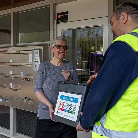 Mevrouw geeft de Spullenbox af