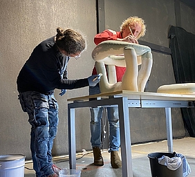 De kunstenaars van Unflatables aan het werk