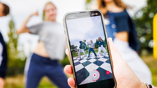 Jongeren aan het dansen terwijl ze gefilmd worden