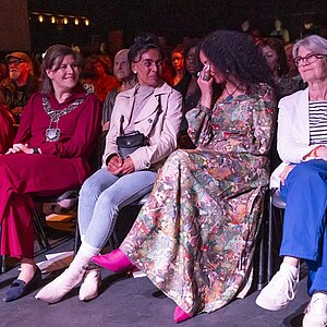 Burgemeester Fleur Gräper - van Koolwijk met onder meer Hind Hakki en Hülya Özdemir bij de viering van Internationale Vrouwendag.