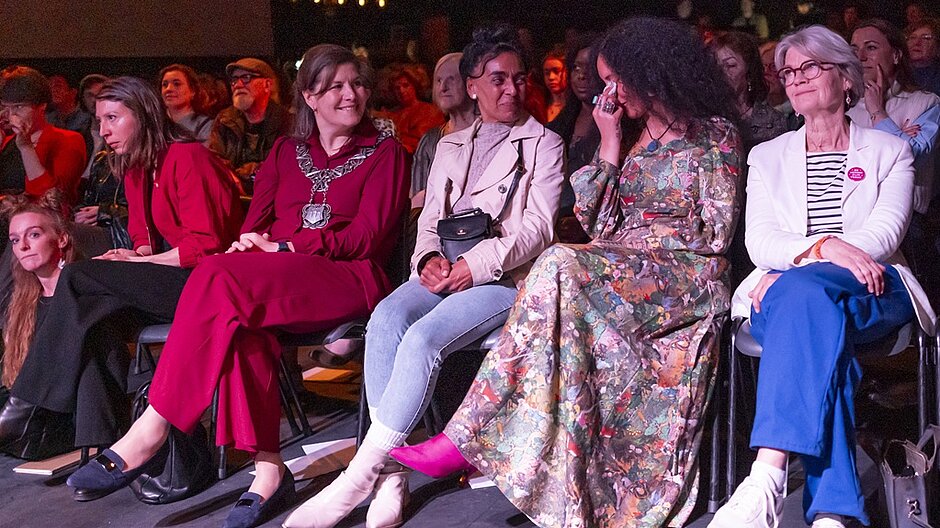 Burgemeester Fleur Gräper - van Koolwijk bij de viering van internationale vrouwendag waar ook bekend werd dat drie vrouwen een tegel krijgen in de Walk of Fame.