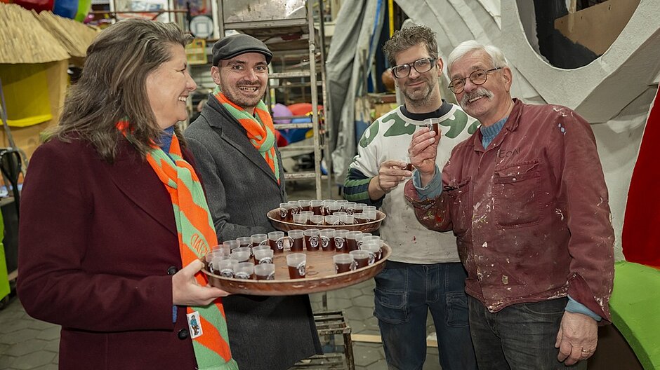 Bezoek bouwhal bouwers carnavalswagens