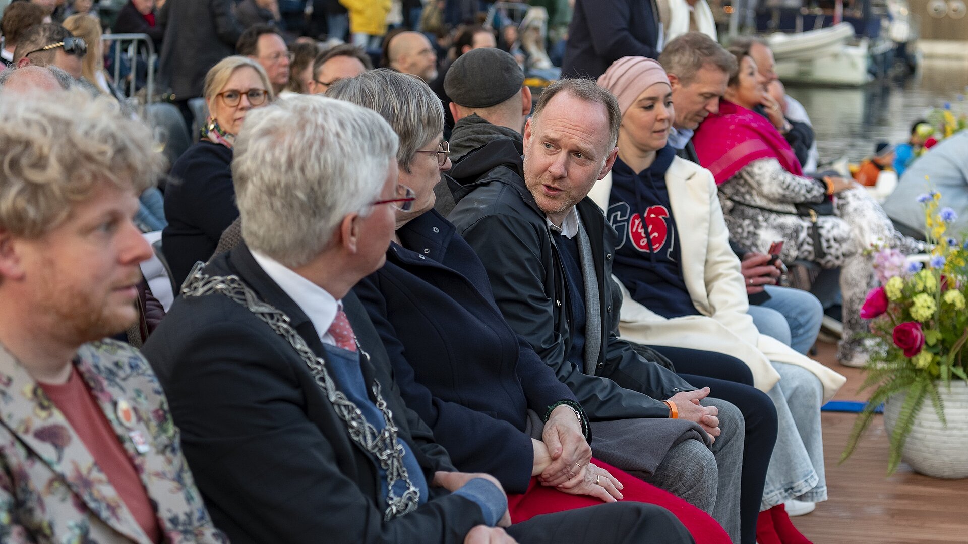 Burgemeester en wethouders bij het bevrijdingsconcert