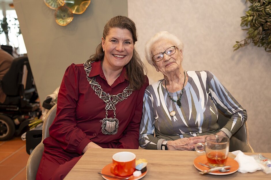 Burgemeester Fleur Gräper - van Koolwijk feliciteert de 100-jarige mevrouw Van Dun - Weeterings.