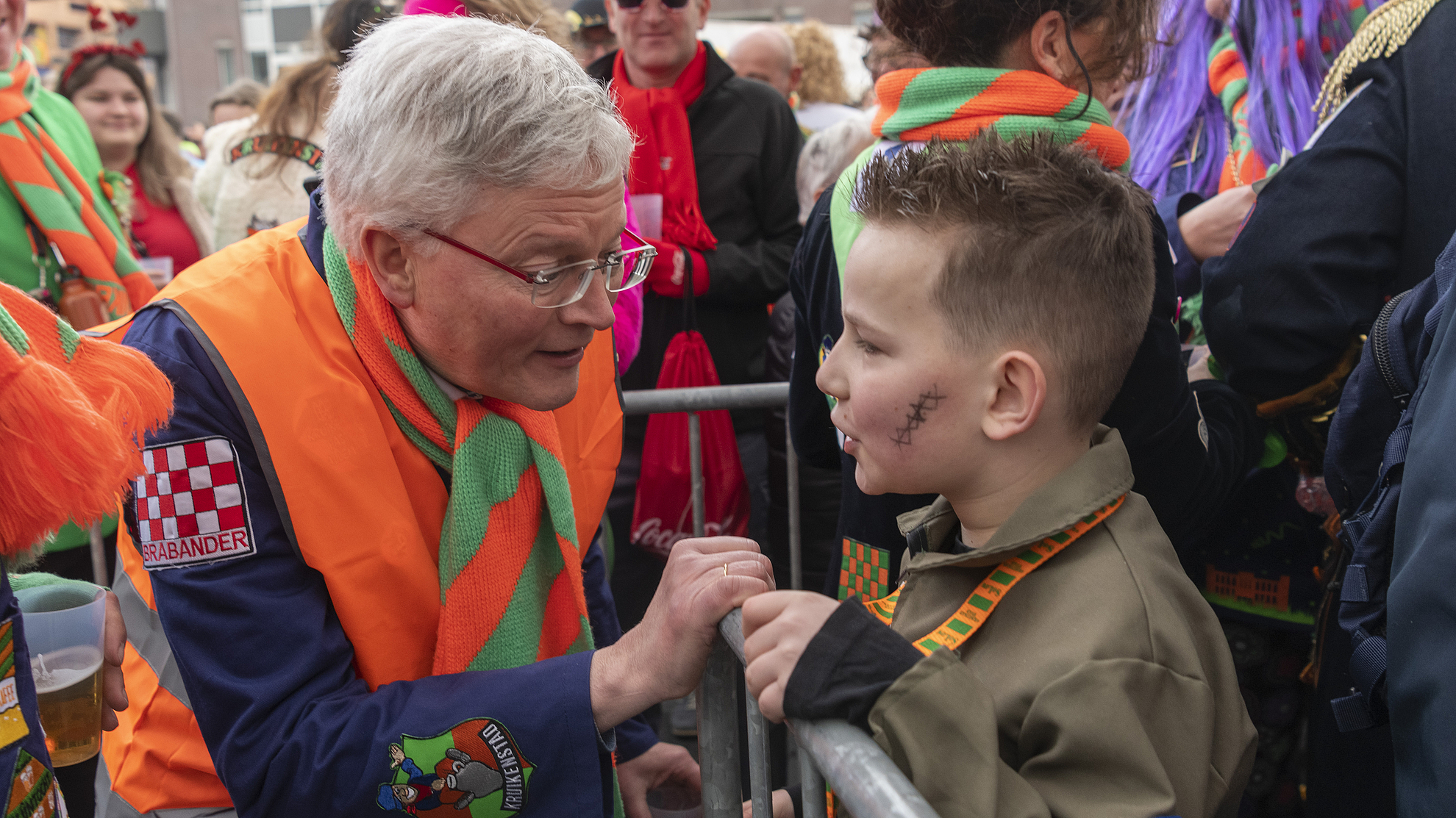 Burgemeester praat met jongen in Kruikenstad