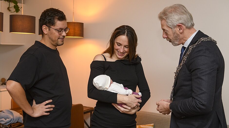 Waarnemend burgemeester Onno Hoes met de ouders Michelle en Jiri en baby Isla. Isla is het eerste kindje dat in Tilburg geboren werd in 2026.