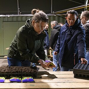 Bonen steken in de grond bij de Sparrenhof