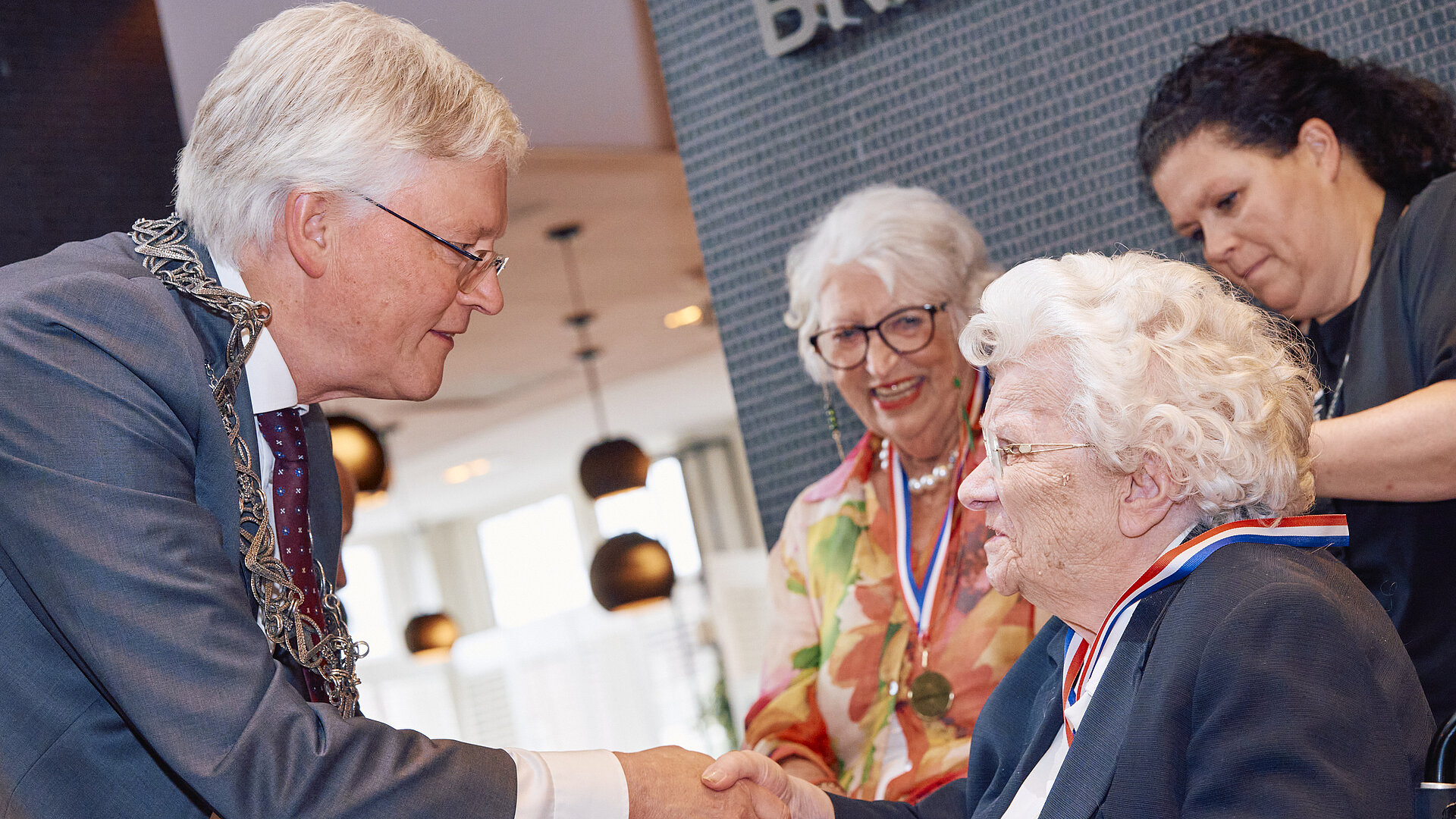 Uitreiking eremedaille in de Leyhoeve