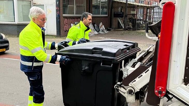 Burgemeester rijdt mee op de elektrische vuilniswagen