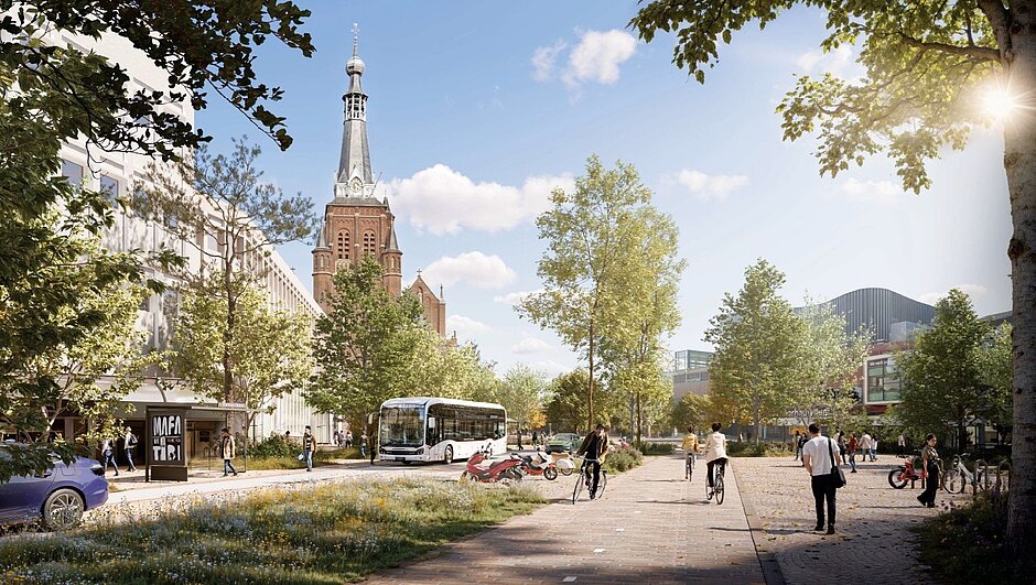 Sfeerimpressie van het nieuwe Stadsforum met de kerk op de achtergrond en lopende en fietsende mensen