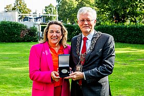 Erepenning voor Helene Schneider