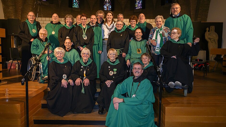Het gezelschap van Udenhoutse broeders in het groen met burgemeester Fleur Gräper - van Koolwijk in hun midden.