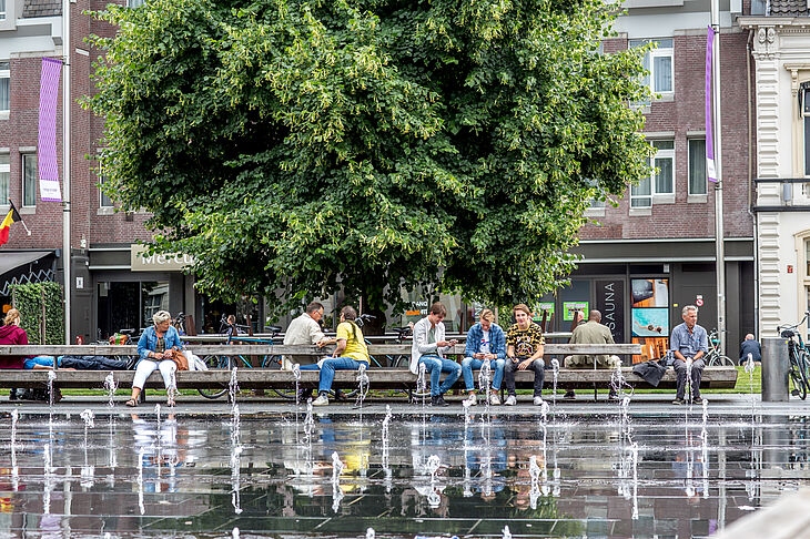 Inwoners bij de fontein op de Heuvel in Tilburg