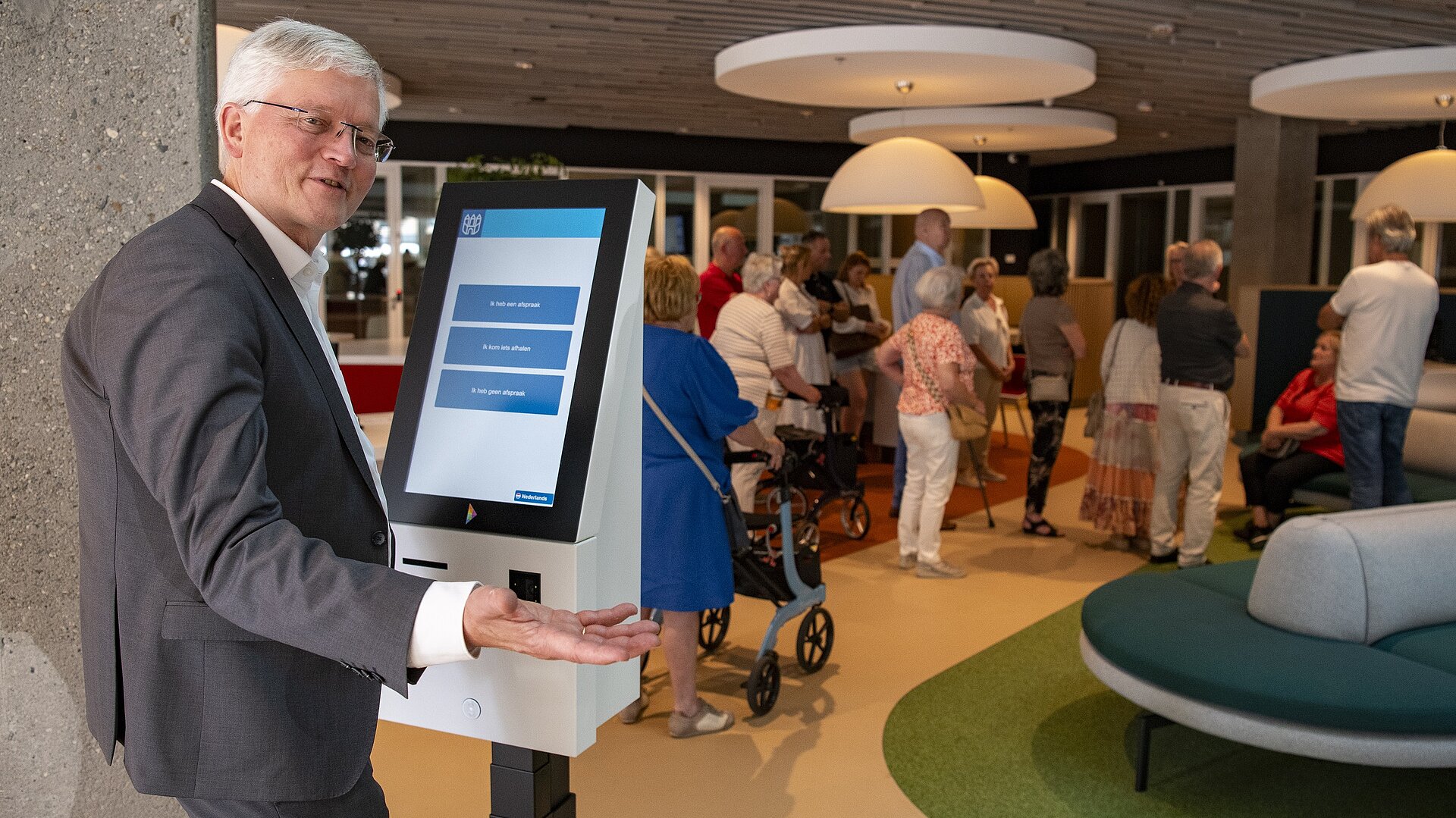 De burgemeester heet bewoners welkom in de nieuwe Stadswinkel