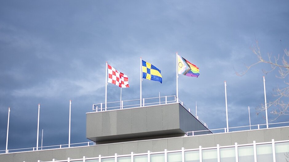 De vlaggen die laten zien dat Tilburg een inclusieve gemeente is, staan boven op het Stadhuis
