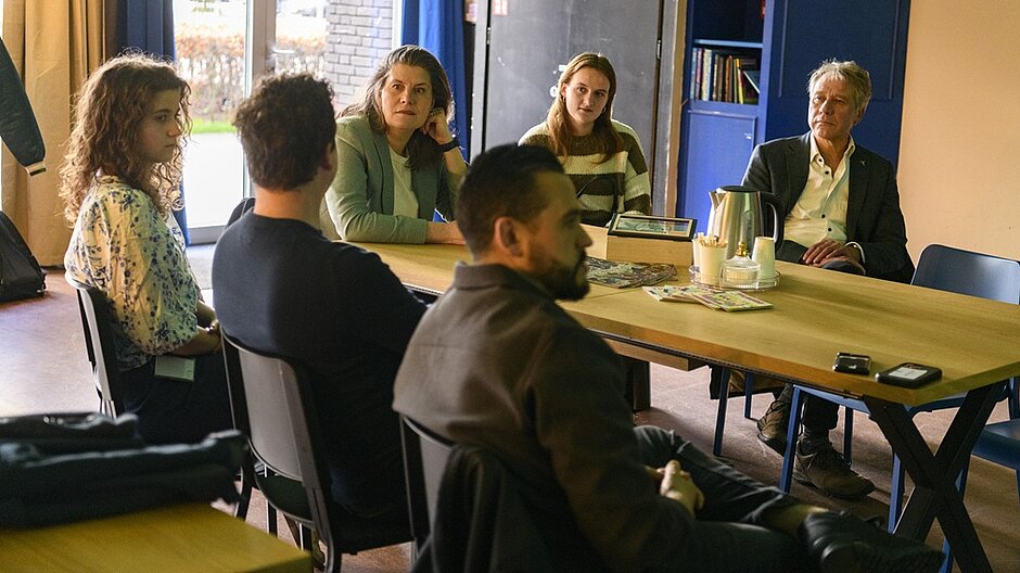 De burgemeester in gesprek met mensen in Tilburg Noord