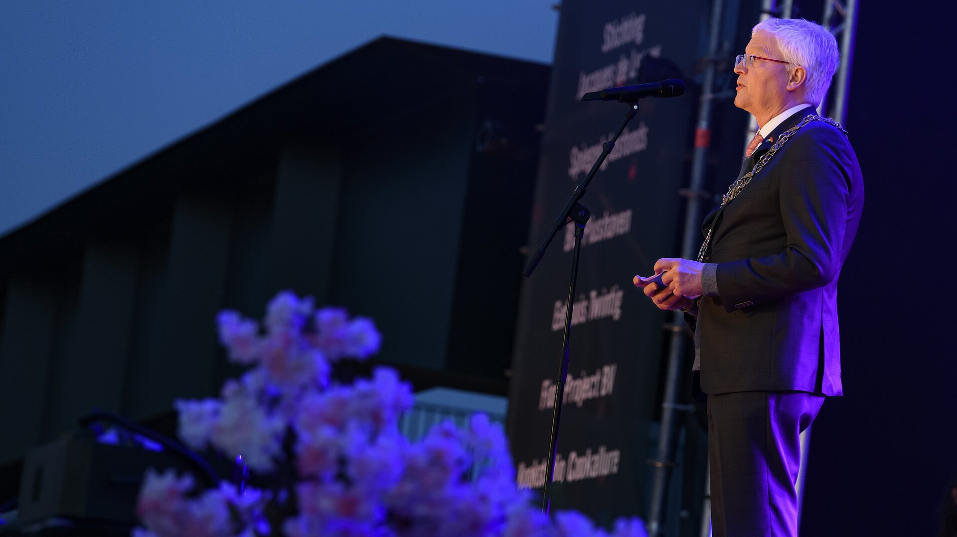 De burgemeester spreekt tijdens het bevrijdingsconcert