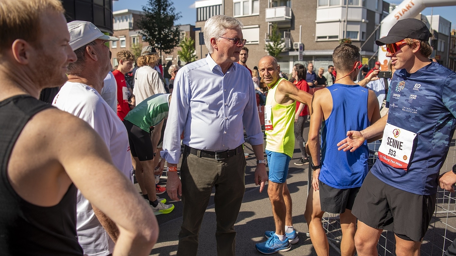 Burgemeester Weterings in gesprek met lopers bij de Tilburg Ten Miles
