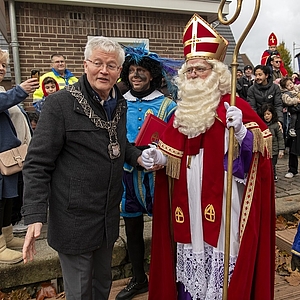 Burgemeester ontvangt Sinterklaas