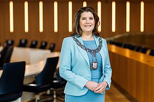 Burgemeester Fleur Gräper - van Koolwijk met de ambstketen om