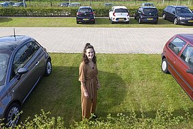 Joy van Roessel op een groene parkeerplaats