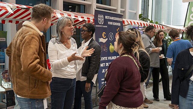 In gesprek met elkaar bij een kraam