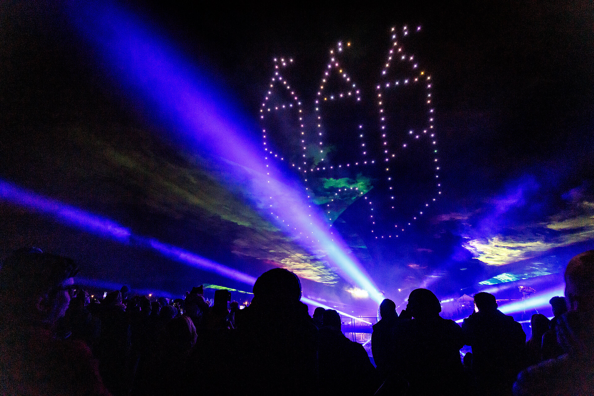 Drones vormen het tilburgs paleis tijdens een jaarwisselingsshow