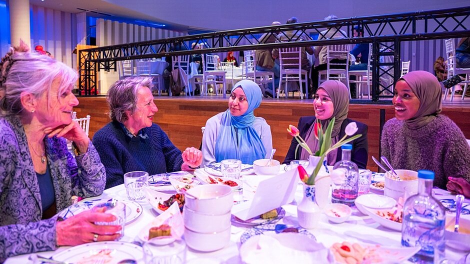 Stadsiftar samen aan tafel