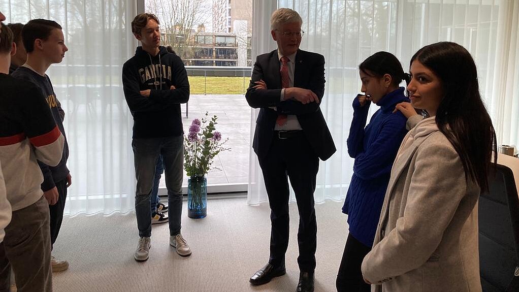 Jongeren op bezoek bij de burgemeester