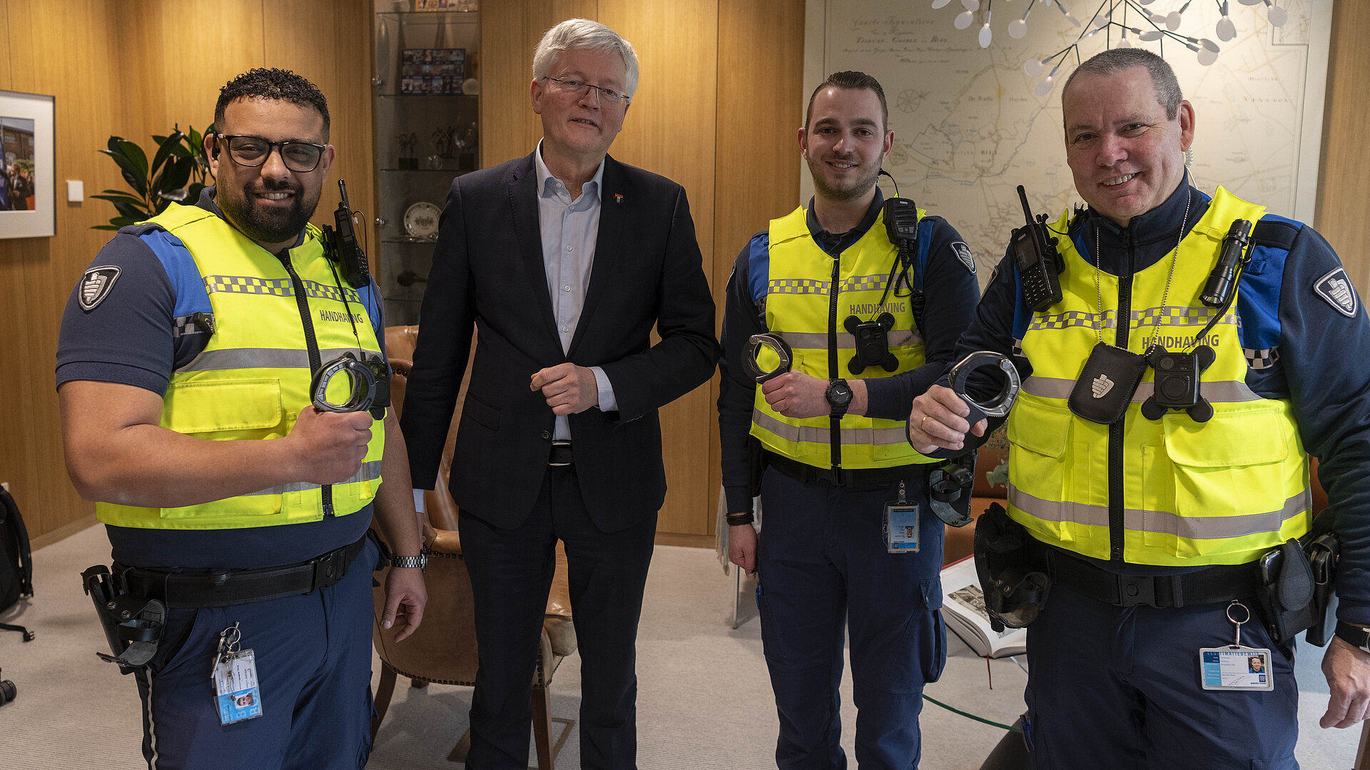 De burgemeester reikt handboeien uit aan de BOA's