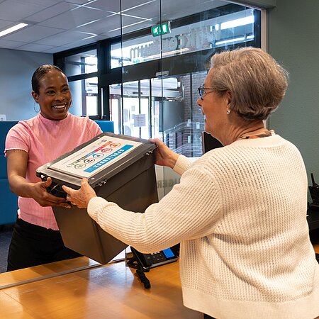 De Spullenbox afgeven bij wijkcentrum