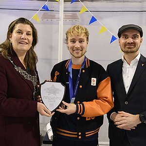 Burgemeester Fleur Gräper met shorttracker Friso Emons en wethouder Maarten van Asten bij de huldiging van Friso