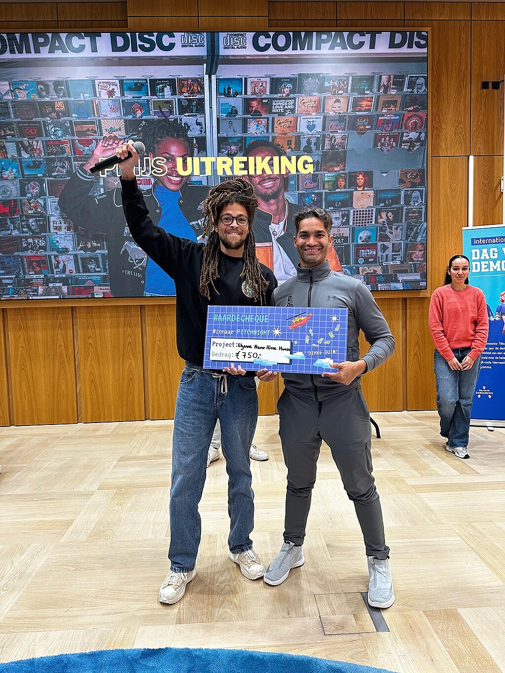 Twee jongens met een cheque in hun handen