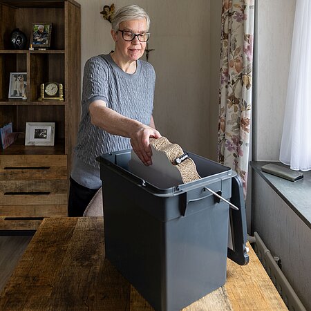 Mevrouw doet spullen in de Spullenbox