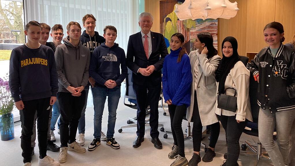 Jongeren op bezoek bij de burgemeester