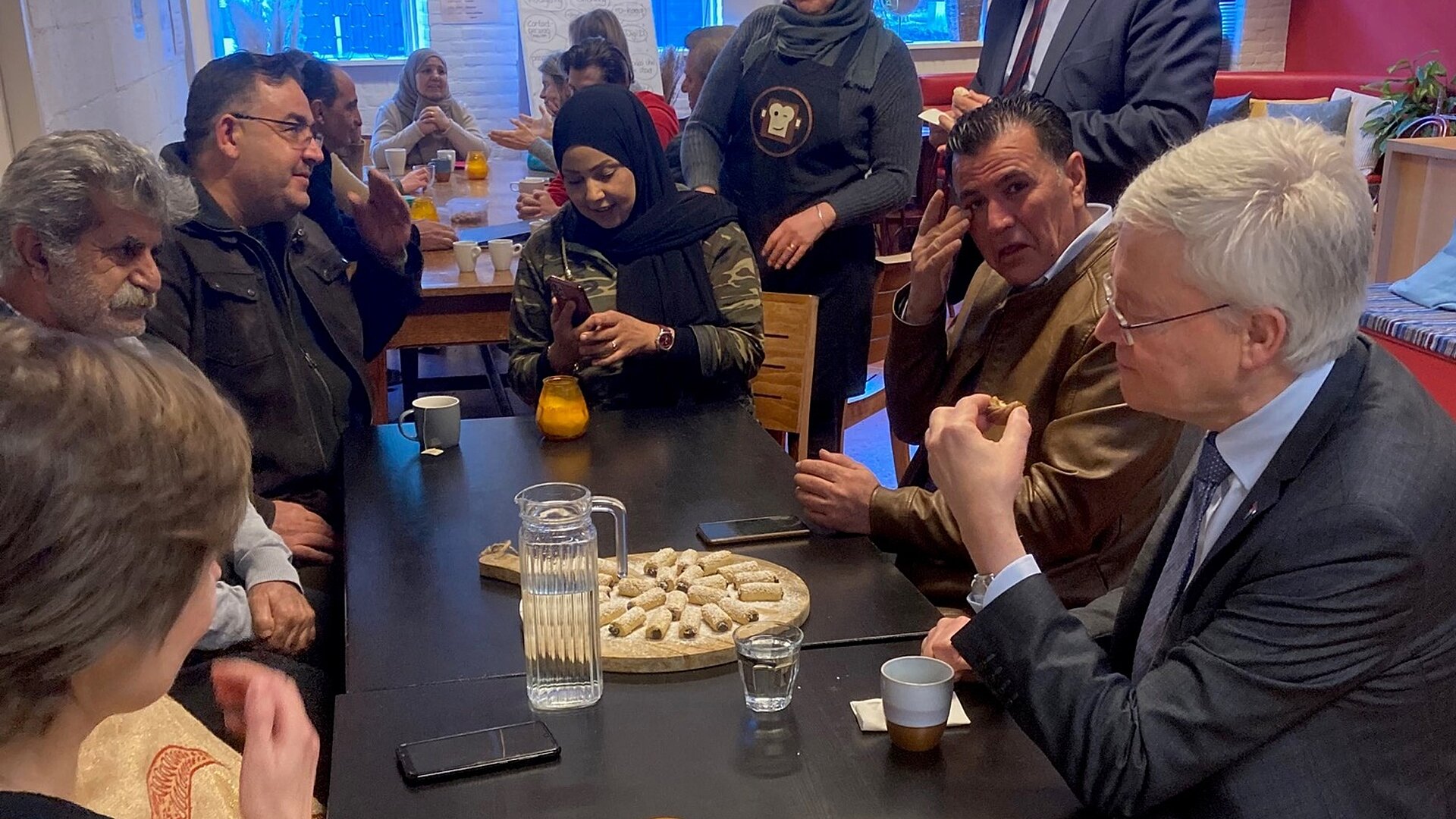 De burgemeester op bezoek bij Broodje Aap en Linke Soep