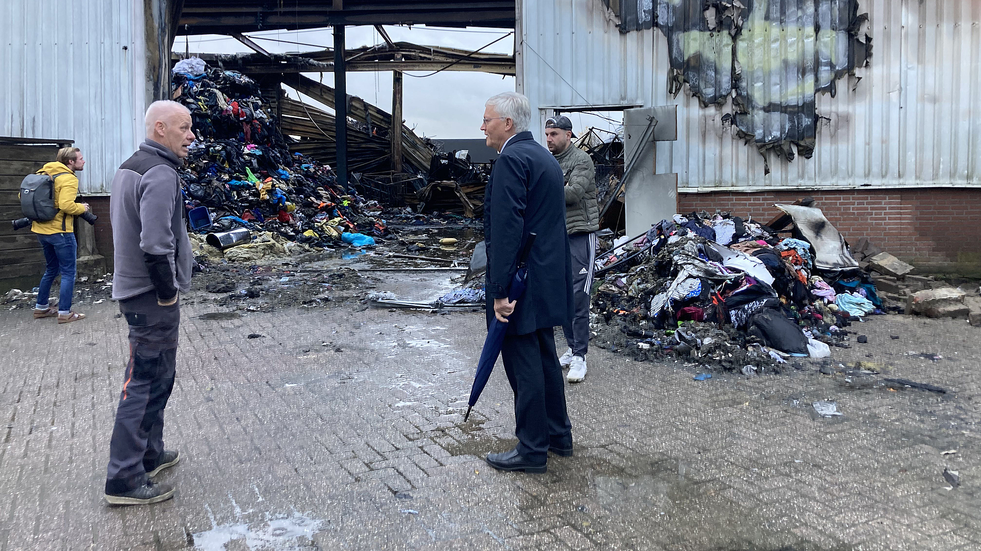 Burgemeester bezoekt terrein Kapitein Nemostraat na brand