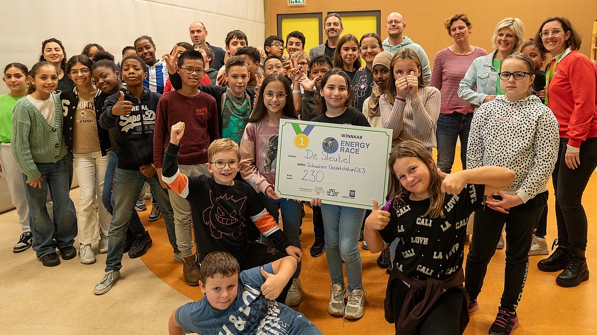 Leerlingen van de Sleutel krijgen de prijs voor de Energy Race uitgereikt