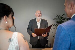 Een trouwambtenaar aan het werk