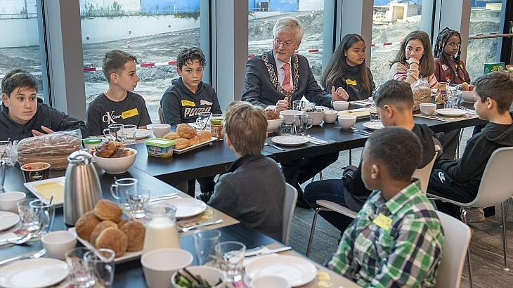 Burgemeester ontbijt met leerlingen