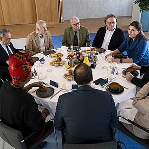 Samen aan de lunchtafel om bij te praten en kennis te maken