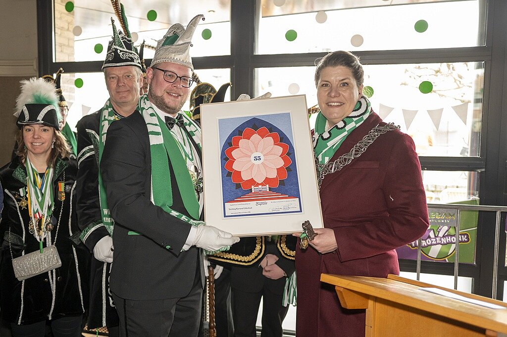 Burgemeester Fleur Gräper - van Koolwijk reikt een ereprent uit aan prins carnaval uit Udenhout.