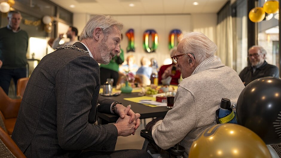 Waarnemend burgemeester Onno Hoes feliciteert Ab Bagijn die op 6 januari 100 jaar werd.