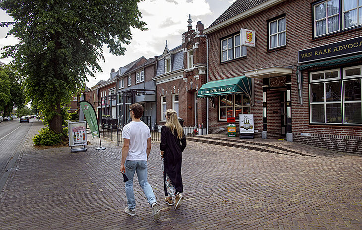 Twee inwoners lopen door een straat