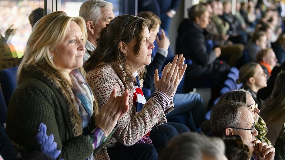 Op de tribune en aandachtig kijken naar de streekderby Willem II - RKC.