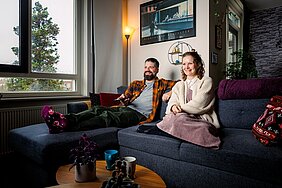 Samen knus op de bank in hun eerste huis.